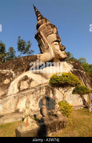 Bouddha couché à Xieng Kuan Sculpture Park près de Vientiane, Laos Banque D'Images