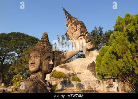 Bouddha couché à Xieng Kuan Sculpture Park près de Vientiane, Laos Banque D'Images