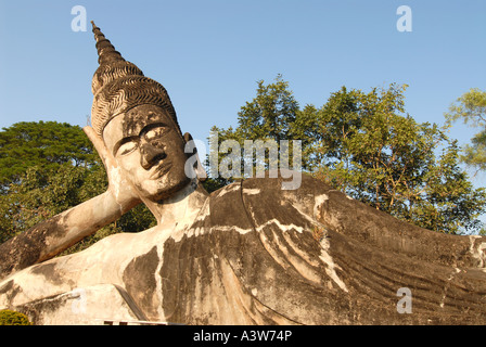 Bouddha couché à Xieng Kuan Sculpture Park près de Vientiane, Laos Banque D'Images