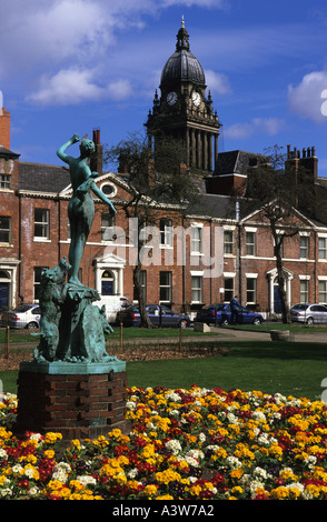 Statue de Circé avec deux friands de porcs en park square avec leeds town hall derrière construit en 1858 conçu par cuthbert brodrick uk Banque D'Images