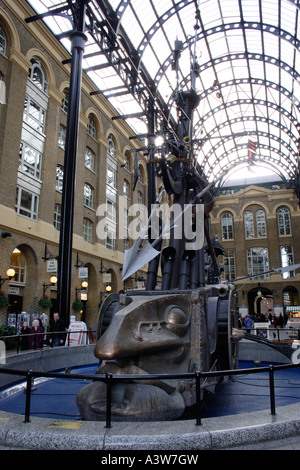 La sculpture de navigateurs à Hay's Galleria Shopping mall Londres Banque D'Images