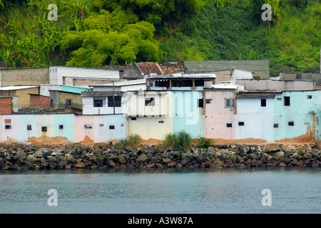 Les maisons des pauvres coincée entre la colline et la plage de Salvador de Bahia au Brésil Banque D'Images