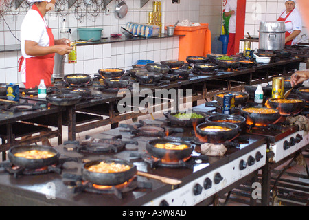 Restaurant cuisine où les chefs préparent des plats de fruits de mer typique de casseroles en fer dans le sud-est du Brésil Espirito Santo Banque D'Images