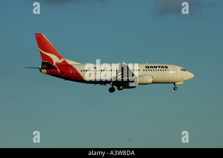 Un Boeing 737 de Qantas sur l'approche à l'atterrissage à l'Aéroport International d'Auckland Auckland Nouvelle Zélande Banque D'Images