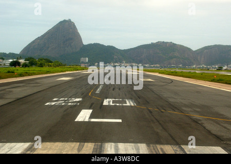 En face de la piste de l'aéroport Pão de Açúcar mountain célèbre colline au sud-est du Brésil Rio de Janeiro Banque D'Images