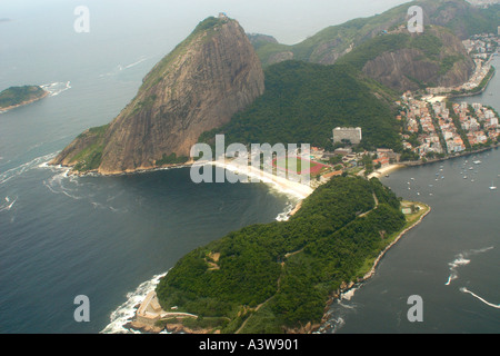 Vue aérienne de la célèbre Pão de Açúcar hill et plages environnantes vue de Rio de Janeiro Brésil Banque D'Images