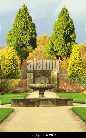 Fontaine de jardin rose Newstead Abbey Limburg Banque D'Images