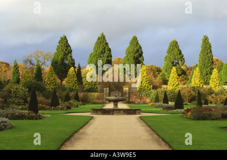 Fontaine de jardin rose Newstead Abbey Limburg Banque D'Images