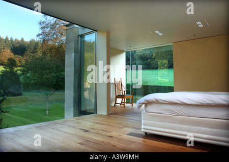 Une chambre moderne EXTENSION DE VERRE DANS UN EMPLACEMENT RURAL WILTSHIRE UK NOV 2006 UK Banque D'Images