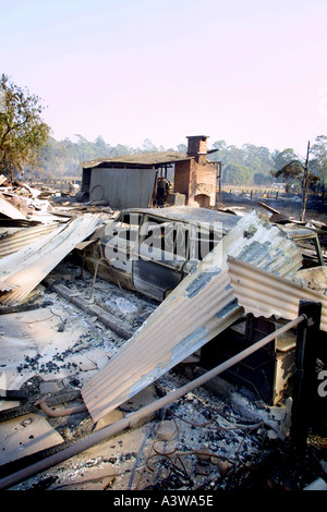 Les vestiges d'une propriété de campagne dans la vallée Hunter au nord de Sydney après un incendie a balayé la région Banque D'Images