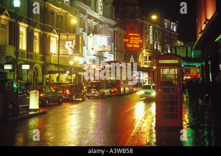 Le trafic de fin de nuit sur l'avenue Bayswater à Londres West End Theatre district Banque D'Images