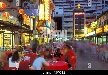 Diners de manger au restaurant de la rue Chinatown Kuala Lumpur, en Malaisie Banque D'Images