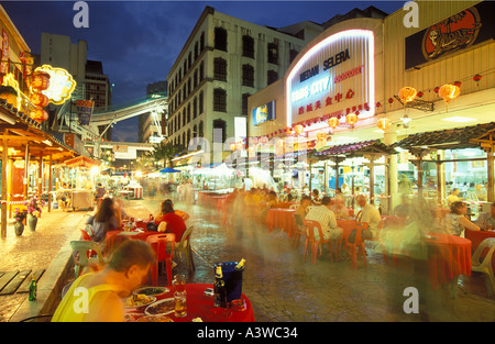 Diners de manger au restaurant de la rue Chinatown Kuala Lumpur, en Malaisie Banque D'Images