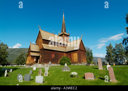 Église et cimetière de l'une des plus grandes et des plus belles de la Norvège s'Oppland Lom églises stave Norvège eu Europe Banque D'Images