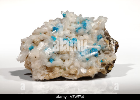 Minéral Bleu Cavansite, rosettes de cristaux cavansite sur stilbite Carrières Wagholi, cristaux, Poona, Inde Banque D'Images