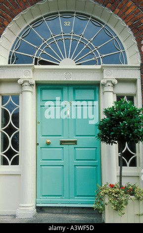 La porte verte avec imposte en verre géorgien célèbre Merrion Square Dublin Eire eu Europe Irlande eye35.com Banque D'Images