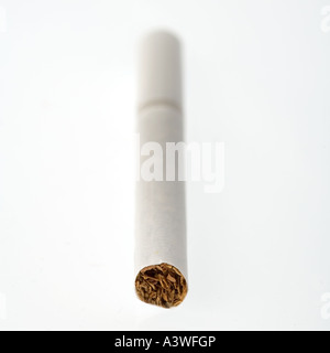Cigarette sur un fond blanc, décoration Banque D'Images