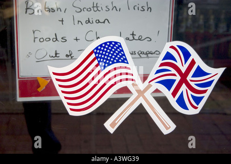 Des drapeaux américains et britanniques affiché sur Corey Avenue. St Pete Beach Floride USA Banque D'Images