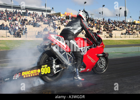 Moto Ducati 900SS faire un burnout à l'ouest de l'Australie Perth du Motorpelx drag strip Banque D'Images