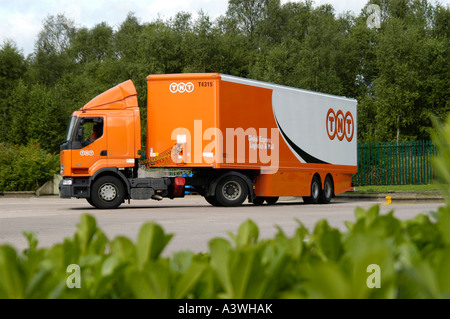 Renault 370 semi-remorques en TNT livrée par messager au Royaume-Uni Banque D'Images