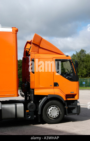 Cabine d'un camion articulé 370 Renault en TNT livrée par messager au Royaume-Uni Banque D'Images