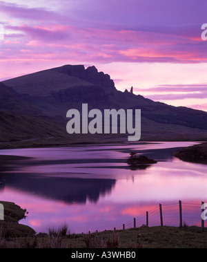 Storr et le Vieil Homme de Storr au-delà le Loch Fada au crépuscule, Trottenish péninsulaire, île de Skye, Highland, Scotland, UK Banque D'Images