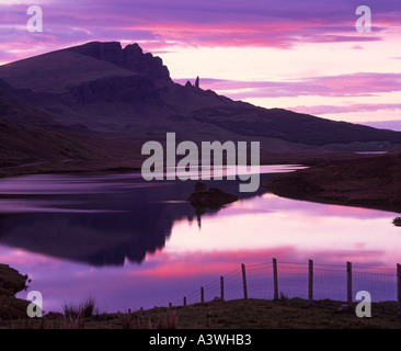 Storr et le Vieil Homme de Storr au-delà le Loch Fada au crépuscule, Trottenish péninsulaire, île de Skye, Highland, Scotland, UK Banque D'Images