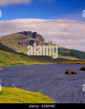 L'Ecosse, Highland, île de Skye, la péninsule de Trotternish, Storr et le Vieil Homme de Storr au-delà le Loch Fada Banque D'Images