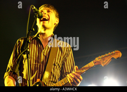 Alex Kapranos de Franz Ferdinand de chanter sur scène. Banque D'Images