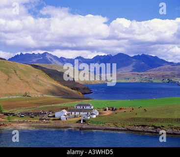 L'Ecosse, Highland, à l'île de Skye. Vue sur la baie de Gesto, Gesto House et le Loch Harport à la Black Cuillin Banque D'Images