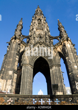 Le célèbre Sir Walter Scott monument situé sur Princes Street Gardens Edinburgh vu du dessous Banque D'Images