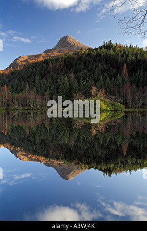 Lochan Glencoe avec le pap of Glencoe reflète dans l'eau. Scottish Highlands of Scotland UK 2007 Banque D'Images