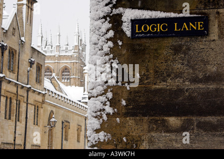 Lane 'logique' [street sign] et [Merton College Chapel] en neige de l'hiver, l'Université d'Oxford, Oxfordshire, England, UK Banque D'Images