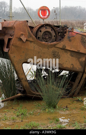 'Brûlé' voiture abandonnée 'tête en bas' sur la masse des déchets, England, UK Banque D'Images