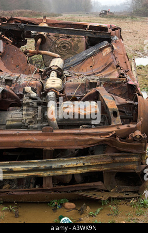 'Brûlé' voiture abandonnée 'tête en bas' sur la masse des déchets, England, UK, 'close up' Banque D'Images