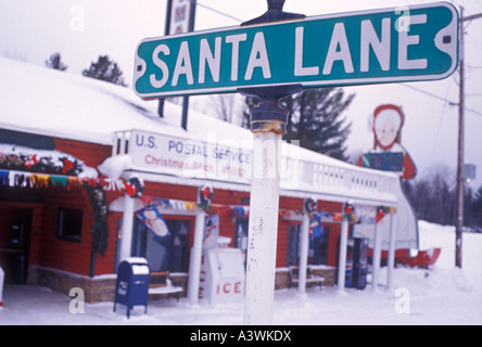 Un signe pour Santa Lane est vu en face de l'U S Postal Service bureau à Noël Mich Banque D'Images