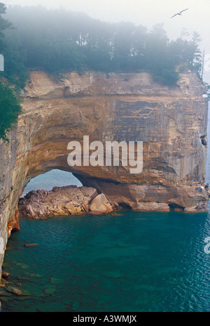 Le grand portail rock formation de Pictured Rocks National Lakeshore près de Munising Mich dans le brouillard Banque D'Images