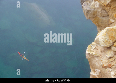 Un kayakiste de mer est vu sur le lac Supérieur comme il l'paddles à travers le brouillard de Pictured Rocks National Lakeshore près de Munising Mich Banque D'Images