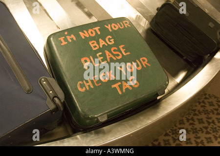 Je ne suis pas votre sac veuillez vérifier votre message sur l'étiquette de bagage sur le carrousel à l'aéroport international Phoenix Arizona Banque D'Images