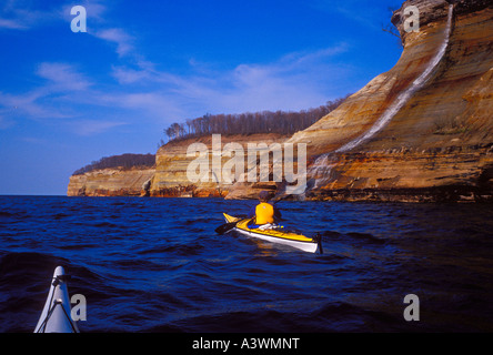 Kayakiste de mer, Pictured Rocks National Lakeshore, lac Supérieur, Munising, Michigan Banque D'Images