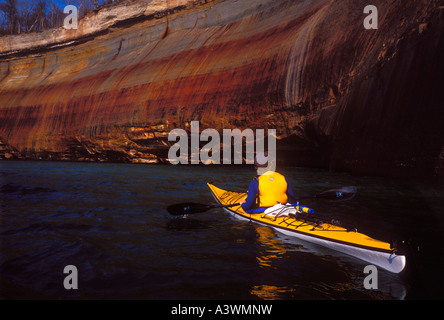 Un kayakiste de mer examine minéral les taches sur les falaises de Pictured Rocks National Lakeshore près de Munising Mich Banque D'Images