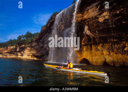 Kayakiste de mer Pictured Rocks National Lakeshore Grand Marais au Michigan Banque D'Images