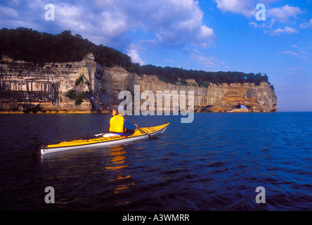 Un kayakiste de mer pagaies vers Grand Portail de l'est point dans le Pictured Rocks National Lakeshore près de Munising Mich Banque D'Images