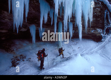 Les glaciéristes col falaises et formations de glace dans la région de Pictured Rocks National Lakeshore près de Munising Mich Banque D'Images