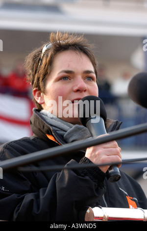 Ellen MacArthur retourne à Cowes après avoir brisé le tour du monde en un seul enregistrement à Ile de Wight Angleterre UK Banque D'Images