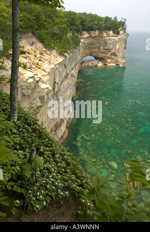 Le grand portail rock formation in Pictured Rocks National Lakeshore près de Munising Michigan comme vu à partir d'un sentier de randonnée Banque D'Images