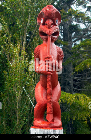 Sculpture sur bois à l'extérieur traditionnel Maori Maori Okains Bay et la péninsule de Banks musée Colonial de l'île du Sud Nouvelle-zélande Aotearoa Banque D'Images