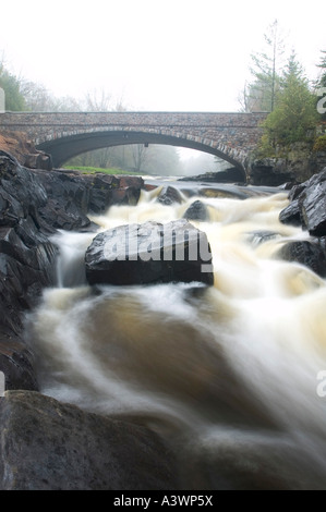 Un pont de pierre enjambe la rivière à l'Eau Claire de l'Eau Claire de Dell River County Park de Marathon County Wisconsin Banque D'Images