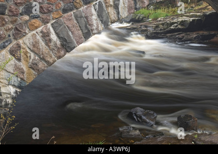 Un pont de pierre enjambe la rivière à l'Eau Claire de l'Eau Claire de Dell River County Park de Marathon County Wisconsin Banque D'Images