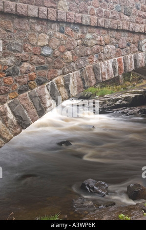 Un pont de pierre enjambe la rivière à l'Eau Claire de l'Eau Claire de Dell River County Park de Marathon County Wisconsin Banque D'Images